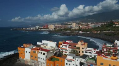 Punta Brava, Tenerife, Kanarya adası, hava manzaralı küçük bir kasabadaki mavi su okyanusu kıyısı. Yüksek kalite 4k görüntü