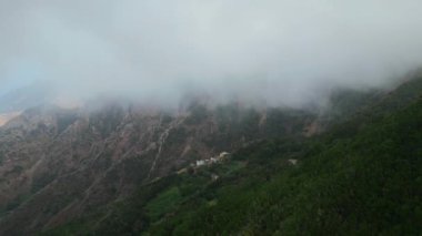 Anaga Parkı, Tenerife, Kanarya Adası 'nda rüzgarlı ve sisli bulutlar. Yüksek kalite 4k hava görüntüsü İHA görüntüsü