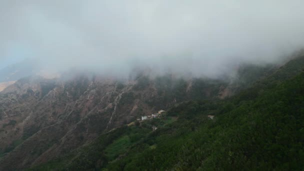 緑の山 アナガ公園 テネリフェ島 カナリア島の風と霧の雲で霧 高品質4K空中ビュードローン映像 — ストック動画