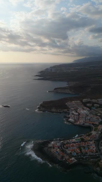 豪华酒店和海滨度假胜地与蓝色的水 特内里费 加那利岛 高质量的4K无人驾驶飞机镜头 移动卷轴或故事的垂直方向 — 图库视频影像