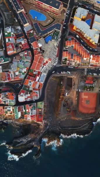 加那利岛 圣地亚哥港 特内里费 海滨的一个五彩缤纷的舒适村庄 高质量4K航拍视频 移动垂直拍摄 — 图库视频影像