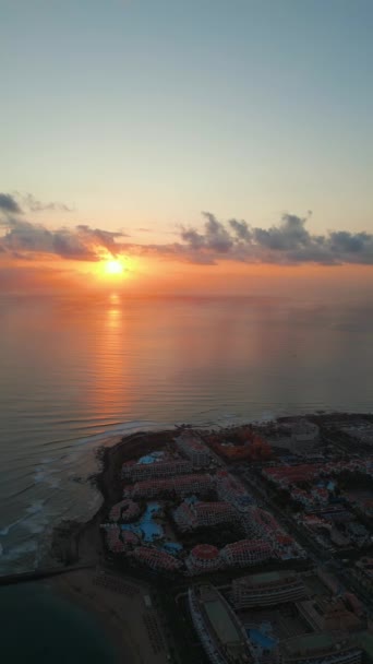 Zachód Słońca Nad Brzegiem Oceanu Hotelami Kurortami Willami Teneryfy Wyspy — Wideo stockowe