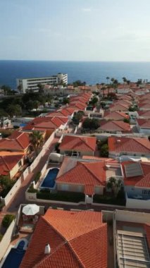 Tenerife 'deki lüks villalar, Kanarya Adası, Costa Adeje' deki oteller ve oteller ve gayrimenkuller, yüksek kaliteli hava görüntüsü, mobil makaralar veya hikayeler için dikey yönelim