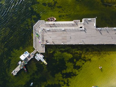 Polonya köyü Jastarnia 'nın Molo Rıhtımı, Baltık Denizi' nin suyu, hava aracı manzarası. Yüksek kalite fotoğraf