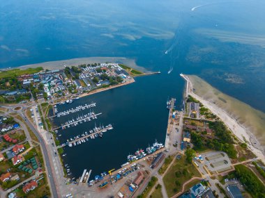 Jastarnia Polonya köyünün yat ve gemileriyle liman ve liman manzaralı. Yüksek kaliteli hava aracı resmi