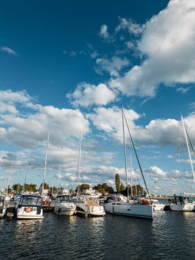 Lüks yatları, gemileri ve mavi gökyüzü olan liman. Yüksek kalite fotoğraf