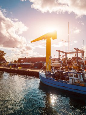Küçük limanda gemiler, yükleme vinci, Jastarnia, Hel yarımadası, Polonya. Yüksek kalite fotoğraf