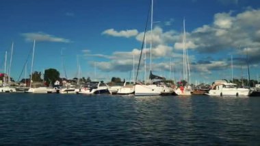 Lüks yatları, gemileri ve mavi gökyüzü olan liman. Yüksek kalite 4k hava aracı görüntüsü