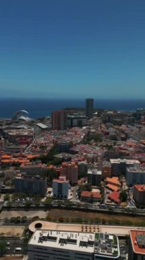 Tenerife 'nin başkenti Santa Cruz' un hava aracı görüntüsü ve Kanarya Adası 'ndaki okyanus masrafları. Yüksek kaliteli hava aracı görüntüleri, 4K