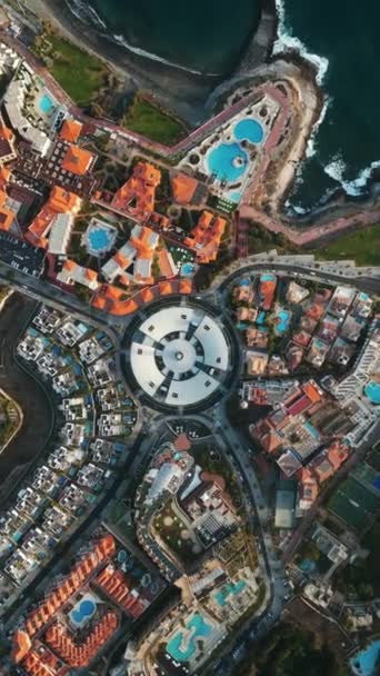 在加那利岛特内里费岛德尔达克广场购物中心的科斯塔阿德杰酒店和度假胜地的空中无人驾驶飞机俯瞰图 4K个故事和卷轴垂直镜头 — 图库视频影像