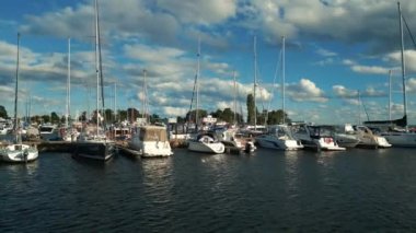 Lüks yatları, gemileri ve mavi gökyüzü olan liman. Yüksek kalite 4k hava aracı görüntüsü