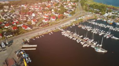 Jastarnia Polonya köyünün yat ve gemileriyle liman ve liman manzaralı. Yüksek kalite hava aracı 4k üst görüntü görüntüsü