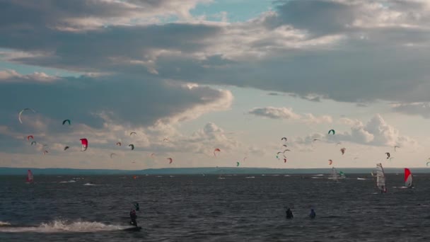 Kite Surf Profesional Océano Atardecer Kitesurf Entrenamiento Agua Imágenes Alta — Vídeos de Stock