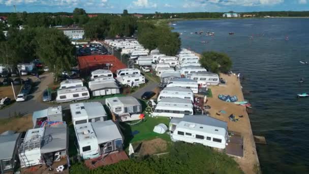 Camping Samochodami Przyczepami Obozowicze Brzegu Morza Plażą Widok Lotu Ptaka — Wideo stockowe