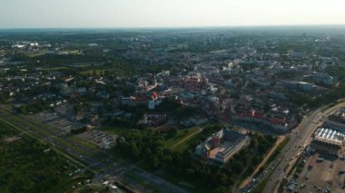 Zamek Lubelski ve renkli çatıları olan küçük şirin evleri olan eski bir kasaba, Lublin, Polonya. Yüksek kalite 4k görüntü