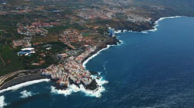 Mavi suyu ve Puerto De La Cruz şehri ile Atlantik Okyanusu kıyısı, Tenerife, Kanarya adası. Yüksek kalite 4k görüntü