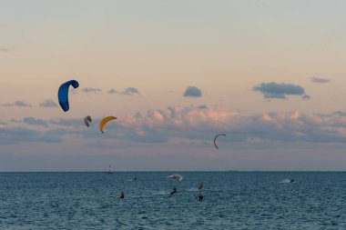 Profesyonel uçurtma sörfü okyanusta ya da deniz batımında, uçurtma sörfü eğitimi suda. Yüksek kaliteli resim