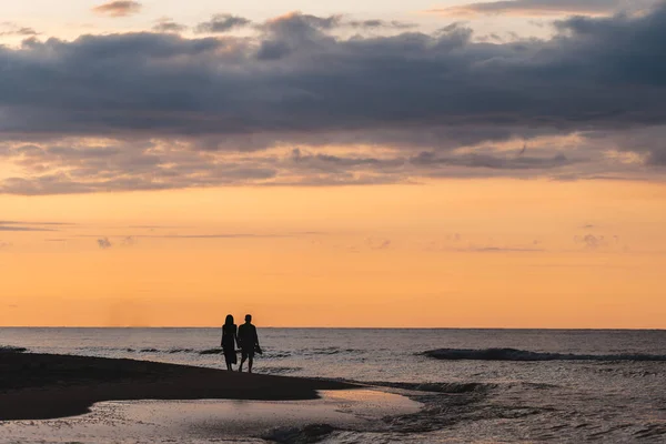 Romantikus Pár Férfi Sétál Homokos Parton Gyönyörű Naplementében Kiváló Minőségű — Stock Fotó