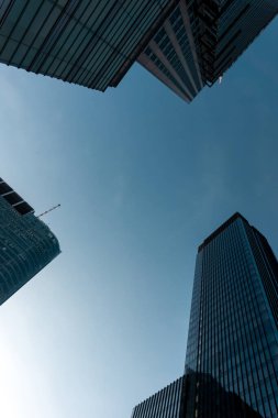 Modern gökdelen yüksekliğindeki bina yukarı bakıyor, şehir sokak manzaralı. Yüksek kalite fotoğraf