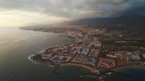 豪华酒店和海滨度假胜地与蓝色的水 南部特内里费岛 加那利岛 高质量的4K无人驾驶飞机镜头 — 图库视频影像