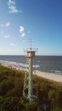 Radar ve antenli sınır gözlem kulesi plajlı deniz ayakkabısı, yüksek kaliteli hava aracı görüntüsü, akıllı telefon için dikey yönelim