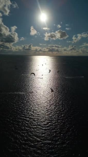 专业的风筝冲浪在海上或海上日落 风筝冲浪训练在水上 高质量的4K视频 机顶视图 智能手机的垂直方向 — 图库视频影像
