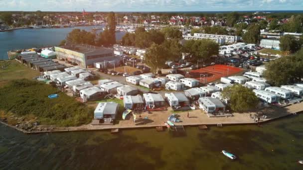 Camping Med Bilar Och Släpvagnar Campare Vid Havet Strand Med — Stockvideo