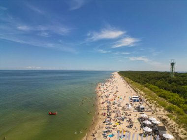 Ormanlı ve mavi sulu plaj, tatildeki turistler, Jastarnia, Hel yarımadası. Yüksek kaliteli hava görüntüsü