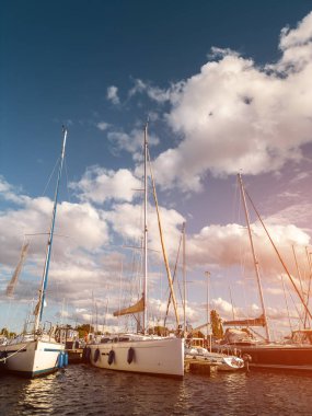 Lüks yatları, gemileri ve mavi gökyüzü olan liman. Yüksek kalite fotoğraf