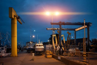 Polonya 'nın Jastarnia, Hel yarımadasında vinci ve gemileri olan küçük bir liman. Yüksek kalite fotoğraf