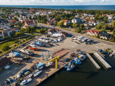Küçük limanda gemiler, yükleme vinci, Jastarnia, Hel yarımadası, Polonya. Yüksek kaliteli hava manzaralı resim