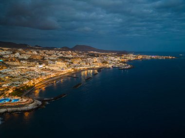 Gece şehrin aydınlık manzarası, güzel okyanus kıyısı, Tenerife, Kanarya adası havası. Yüksek kalite fotoğraf