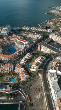 Okyanus kıyısında güzel bir köy. Dağları var. Puerto de Santiago, Tenerife, Kanarya Adaları. Yüksek kalite 4k görüntü, dikey video