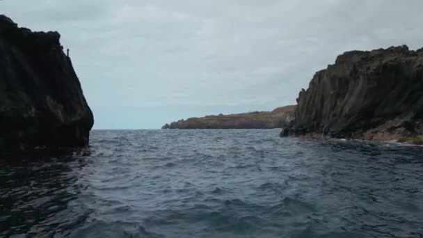 Acantilado Rocoso Pequeña Isla Aguas Azules Del Mar Garachico Tenerife — Vídeos de Stock