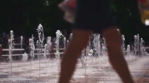 Счастливые Веселые Дети Играют Прыгают Бегают Струях Фонтанной Воды Высококачественные — стоковое видео