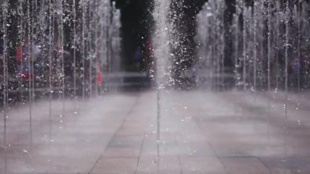 Stadtbrunnen Mit Plätscherndem Strahl Sauberen Transparenten Wassers Zeitlupe Hochwertiges Fullhd — Stockvideo