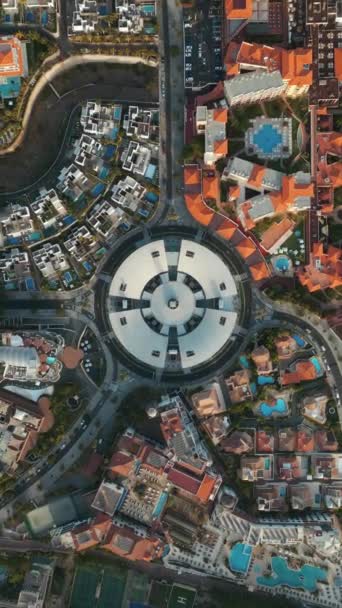 在加那利岛特内里费岛德尔达克广场购物中心的科斯塔阿德杰酒店和度假胜地的空中无人驾驶飞机俯瞰图 4K个故事和卷轴垂直镜头 — 图库视频影像