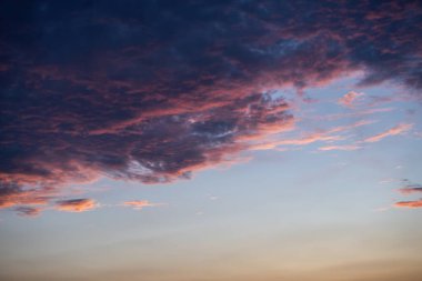 Güzel gün batımı, altın gökyüzü, mor, mavi ve pembe bulutların arka planında. Yüksek kalite fotoğraf