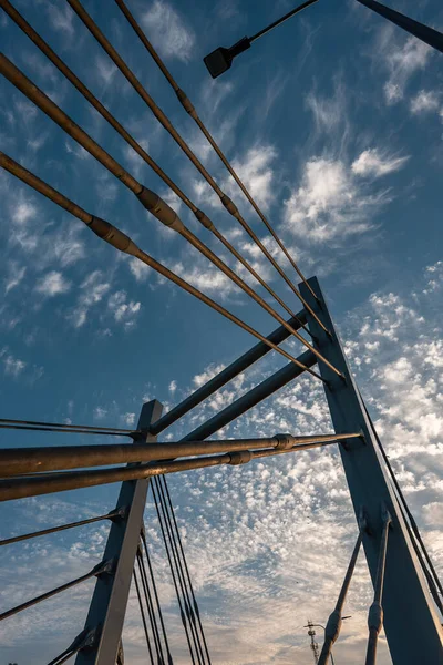 日落时分 比斯特齐卡河上的现代金属缆桥 蓝天背景上的现代建筑 泽格拉斯卡大街 卢布林 高质量的图像 — 图库照片