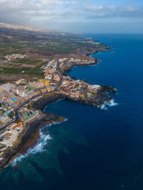 Okyanus kıyısında, dağları, Alcala 'yı, Tenerife' yi, Kanarya Adalarını barındıran güzel bir köy. Yüksek kaliteli resim