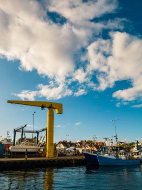 Küçük limanda gemiler, yükleme vinci, Jastarnia, Hel yarımadası, Polonya. Yüksek kalite fotoğraf