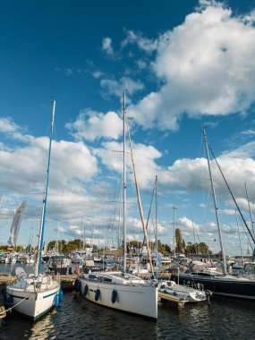 Lüks yatları, gemileri ve mavi gökyüzü olan liman. Yüksek kalite fotoğraf