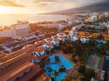 Las Amerika ve Los Cristianos, Tenerife, Kanarya Adası 'nın otelleri ve sokakları. Yüksek kaliteli hava manzaralı İHA güzel resim