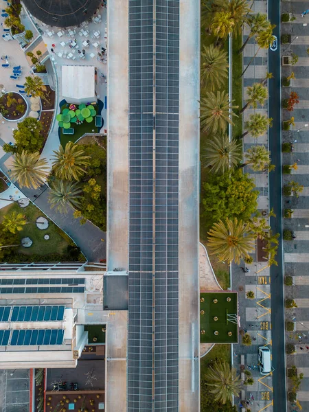 ホテル リゾート 家または住宅の建物の屋根の太陽電池パネルの農場 高品質の4K空中映像 — ストック写真
