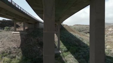 Çimento altında hava kuadcpter uçuşu Kanyon üzerinde modern köprü, Tenerife, 4k görüntü