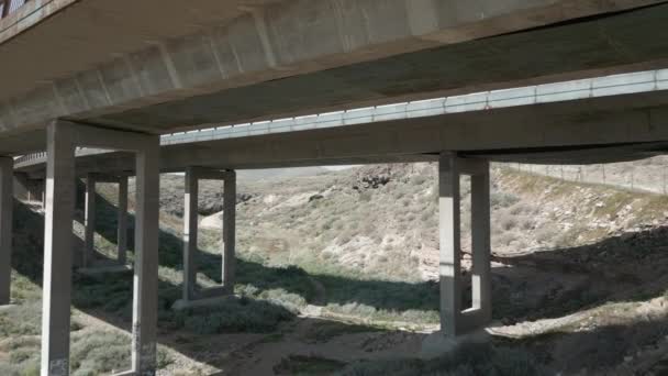 Volo Aereo Quadcpter Sotto Cemento Moderno Ponte Sul Canyon Tenerife — Video Stock