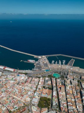 Mavi liman suyu, Tenerife 'nin limanı başkenti Santa Cruz, Kanarya adası. Yüksek kaliteli hava aracı resmi