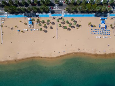 Playa de Las Teresitas, Tenerife, Kanarya gibi saydam mavi su ve palmiyeleri olan temiz, egzotik bir sahil. Yüksek kaliteli hava aracı resmi
