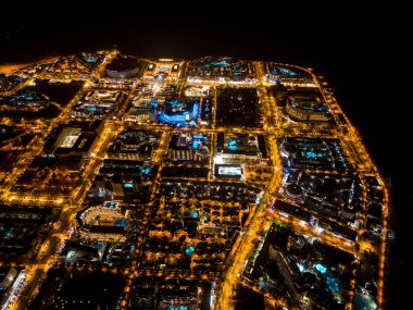Okyanus kıyıları, ışıkları, otelleri ve havuzları, Tenerife 'si, Kanarya adası olan tatil beldeleri olan aydınlık şehir ya da kasabanın güzel insansız hava aracı manzarası. Yüksek kalite fotoğraf