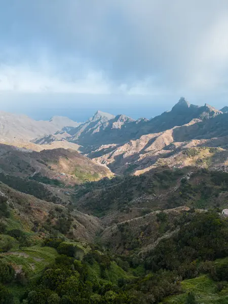 Anaga Parkı, Tenerife, Kanarya Adası 'nda rüzgarlı ve sisli bulutlar. Yüksek kalite 4k hava görüntüsü İHA görüntüsü